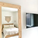 Bed & Breakfast Pathos