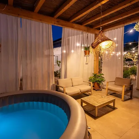 Bed and Breakfast Pathos 3*