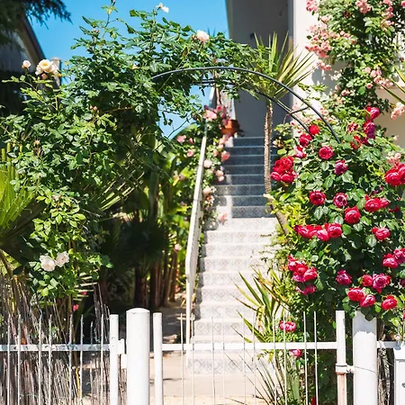 Pathos Bed and Breakfast Quarto dʼAltino